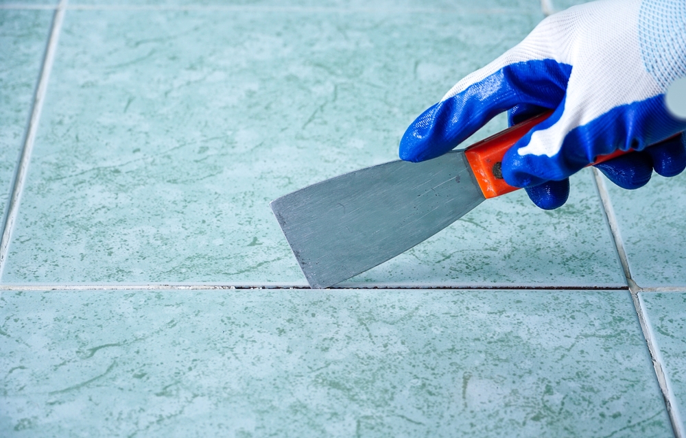 remove-grout-from-tiles-with-trowel